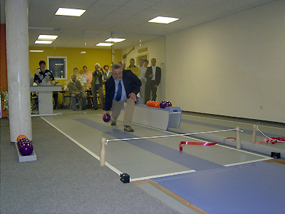 Die erste Kugel lt der Brgermeister rollen