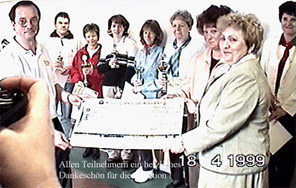 Scheckbergabe an Frau Ficker